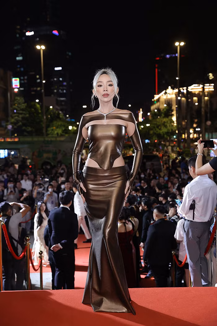 Ca sĩ Tóc Tiên sexy trong chiếc váy da cut-out khoe body đẹp mắt.