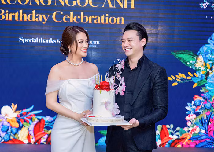 Vài năm trở lại đây, sau khi thành một cặp với nam diễn viên Anh Dũng, kém cô 14 tuổi, Trương Ngọc Ánh lại được khen là ngày càng trẻ trung hơn.