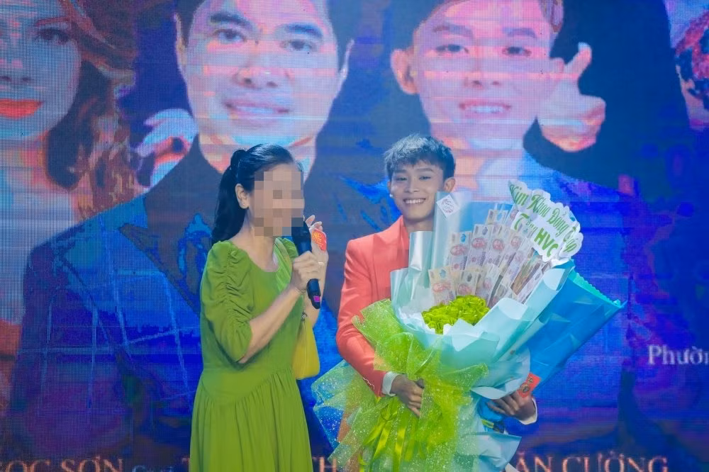 Ngoài "bó hoa" 120 triệu đồng, con nuôi Phi Nhung còn được tặng nhiều bó hoa tiền với những mệnh giá khác nhau trong đêm diễn vừa qua.