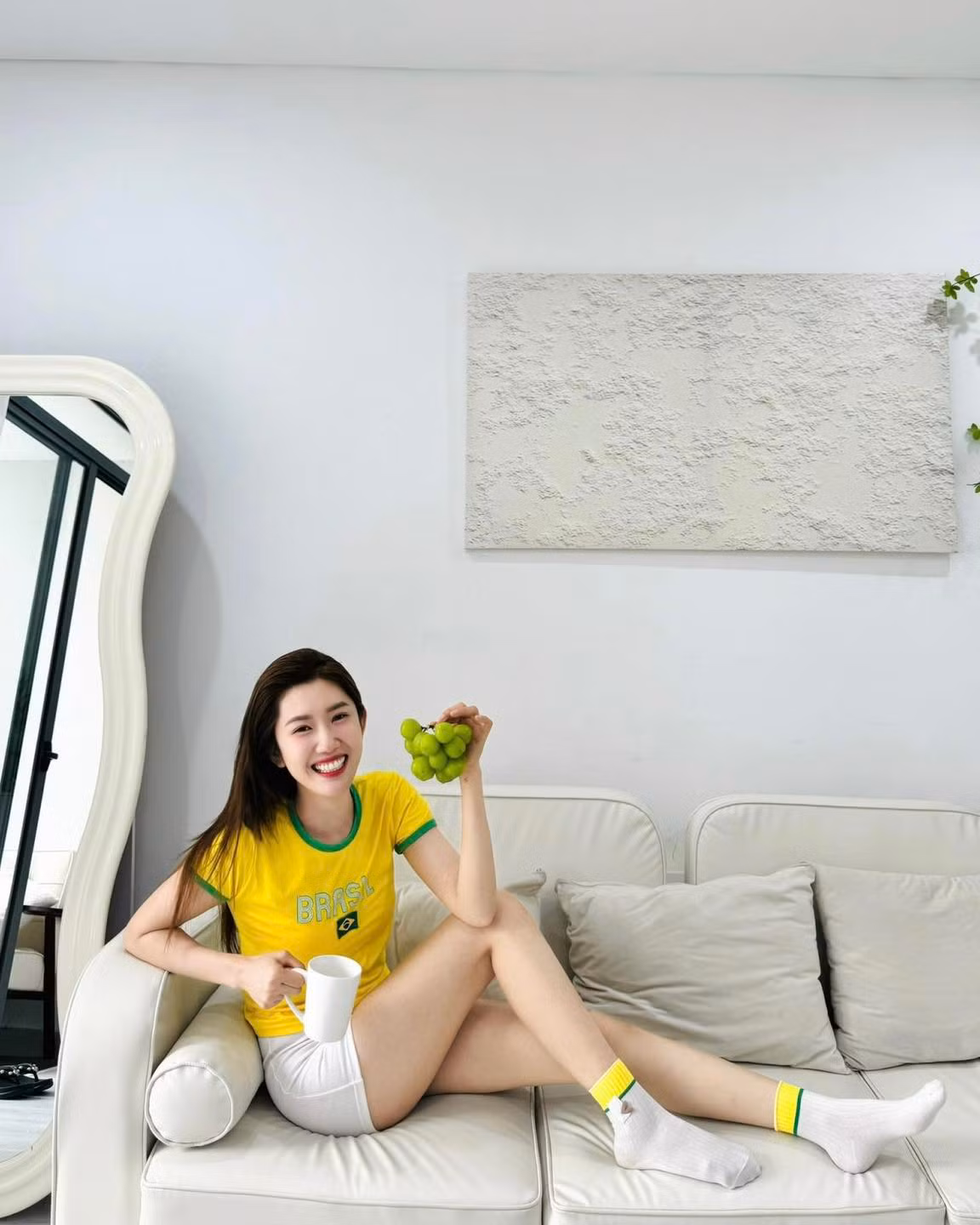 Ngày càng thành công và xinh đẹp cũng như từng vướng nhiều tin đồn tình cảm, thế nhưng Thúy Ngân hiện vẫn lẻ bóng.
