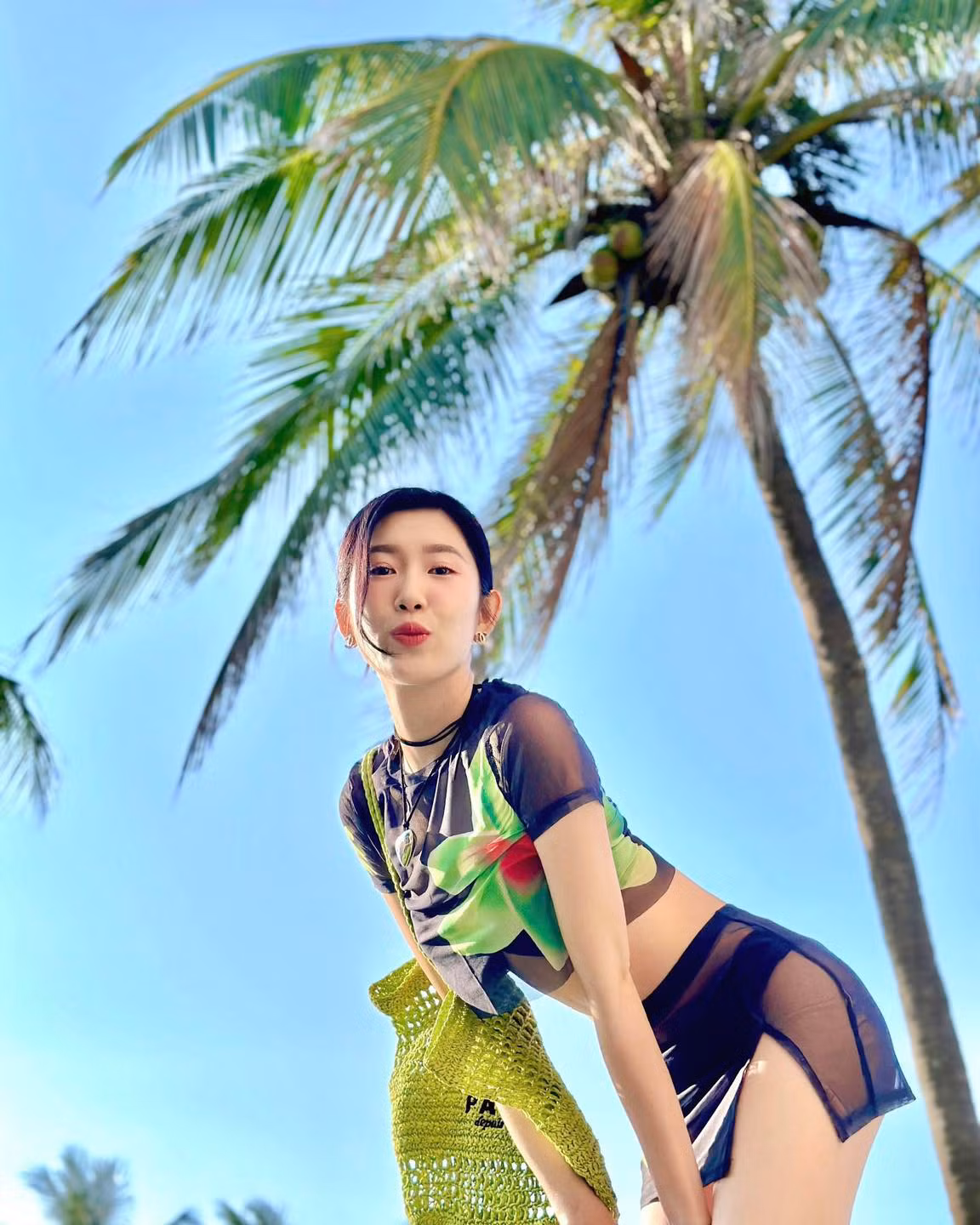 Phong cách thời trang cắt xẻ sâu, ôm sát càng làm tôn lên những đường cong gợi cảm của mỹ nhân 9X.
