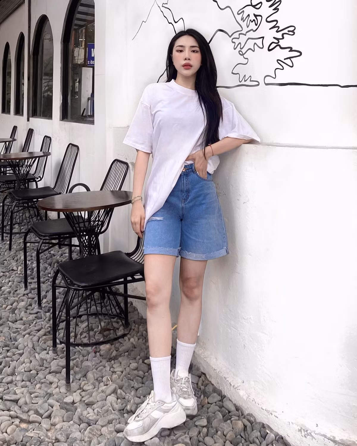 Trước vai Đào trong "Gia đình mình vui bất thình lình", Dương Thu Hương từng xuất hiện lướt qua trong "Hướng dương ngược nắng" hay "Lối nhỏ vào đời" nhưng chưa thực sự để lại ấn tượng.