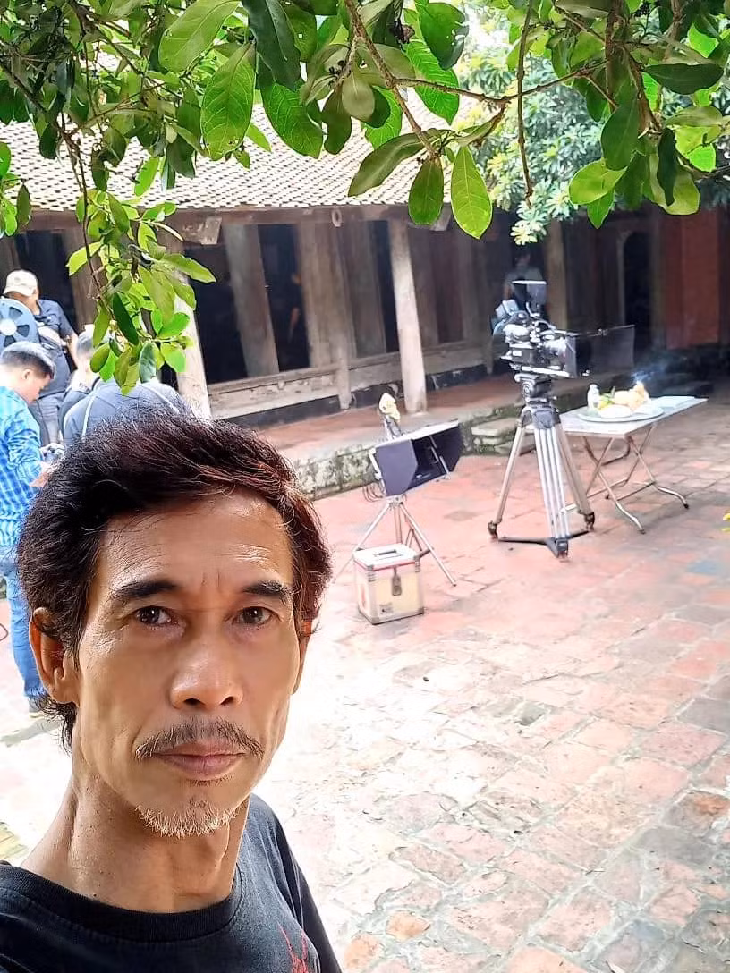 NSƯT Phú Đôn trở lại màn ảnh sau một thời gian dài vắng bóng với tạo hình râu tóc bạc phơ. Nam nghệ sĩ dí dỏm viết: "Nghĩ nó chán. Người ta vào vai mới thì đi làm trẻ, làm đẹp, còn mình vẫn giữ truyền thống là làm già, làm xấu".