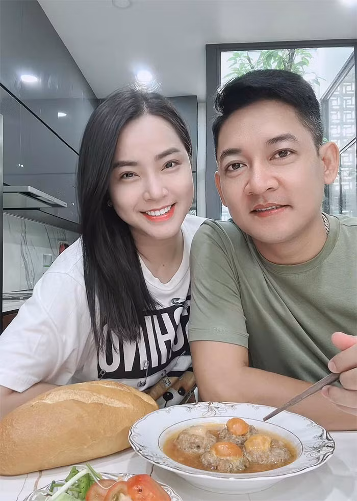 Thành Đạt luôn chiều chuộng Hải Băng. Anh tặng vợ nhiều món quà giá trị như bất động sản, ô tô, đồ hiệu, nhẫn kim cương.