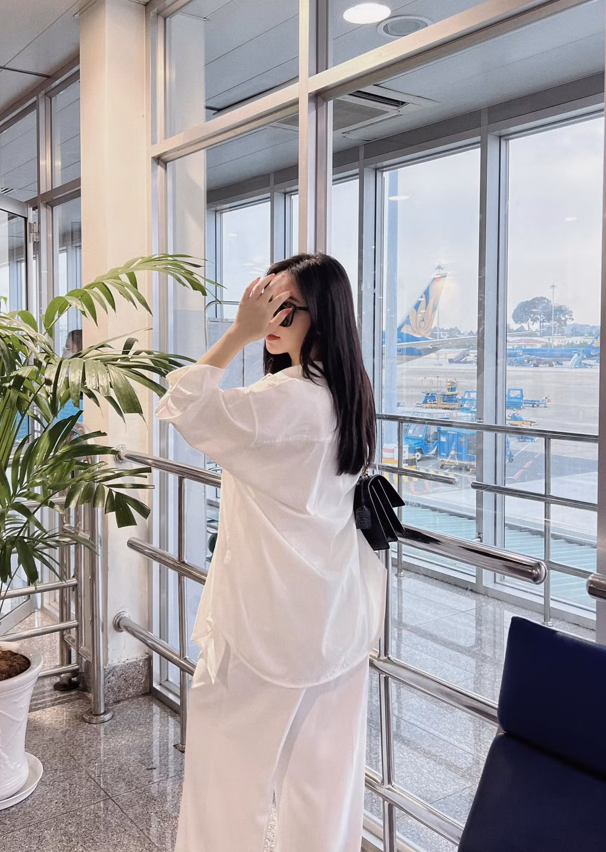Mỹ nhân 9X thường chọn những kiểu áo hai dây và bra kết hợp cùng sơ mi hay suit, tạo nên sự trẻ trung, năng động.