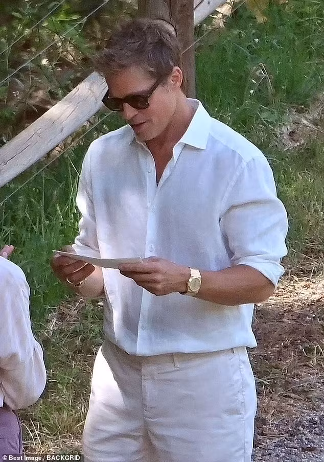 Thân hình rắn rỏi, không bị bụng phệ cũng là một trong những yếu tố giúp Brad Pitt trẻ hơn so với tuổi. (Ảnh: Backgrid)