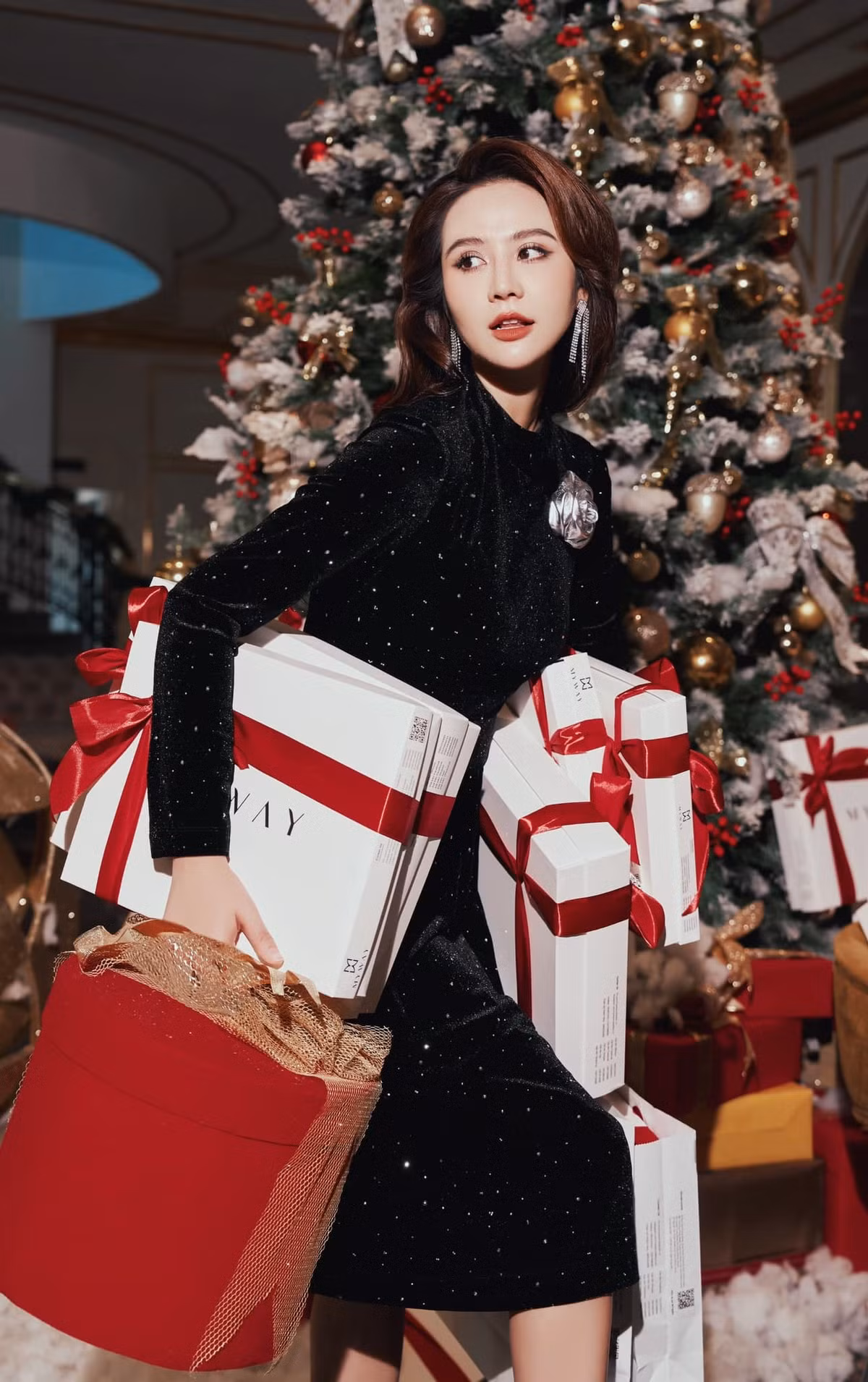 Trong bộ ảnh đón Giáng sinh với bối cảnh là cây thông Noel và hộp quà, cựu hot girl Hà thành hóa quý cô đẹp gợi cảm, kiêu sa.