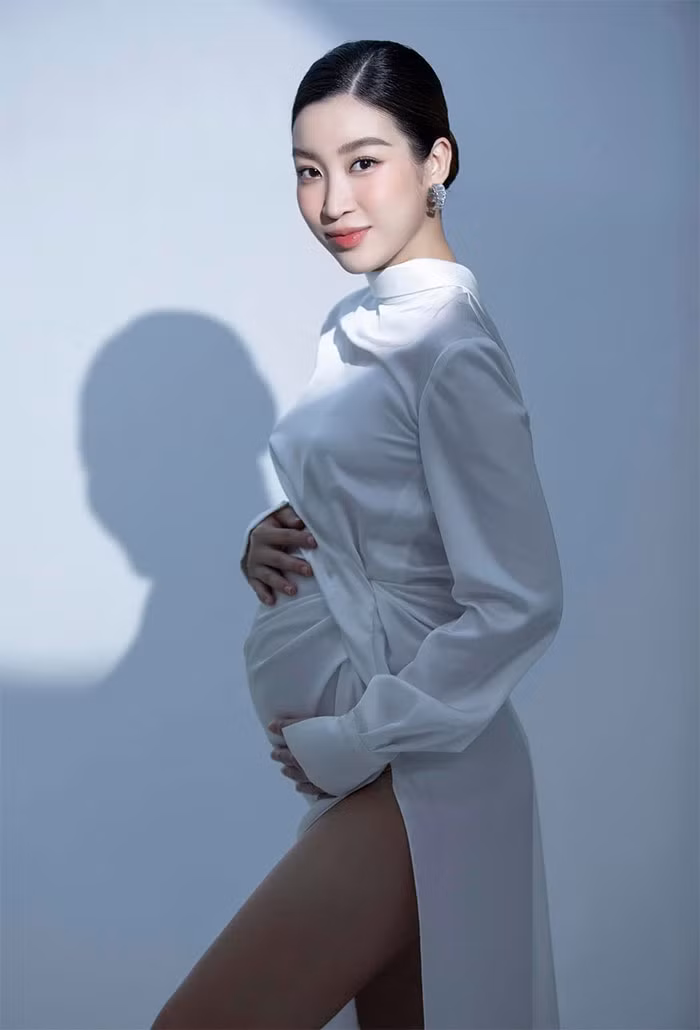 Theo bạn bè của nàng hoa hậu, cô sinh con gái đầu lòng bằng phương pháp mổ và sức khỏe của hai mẹ con đều tốt.