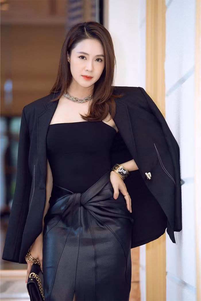 Bộ phim " Hoa hồng trên ngực trái" phát sóng năm 2019 đã mang lại cho Hồng Diễm hai giải thưởng "Nữ diễn viên phim truyền hình xuất sắc" tại Lễ trao giải Cánh diều và "Nữ diễn viên ấn tượng" tại Lễ trao giải Ấn tượng VTV.