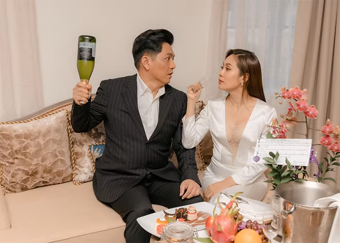 "Biết điều! Vợ chồng cũng có lúc chán nhau, trong công việc cũng có lúc bất đồng ý kiến nhưng trong lòng mỗi người luôn có sự trân trọng, luôn nhìn thấy mặt tốt của người kia để có thể bỏ qua những tật xấu của họ mà sống", Thanh Thúy - Đức Thịnh lý giải.