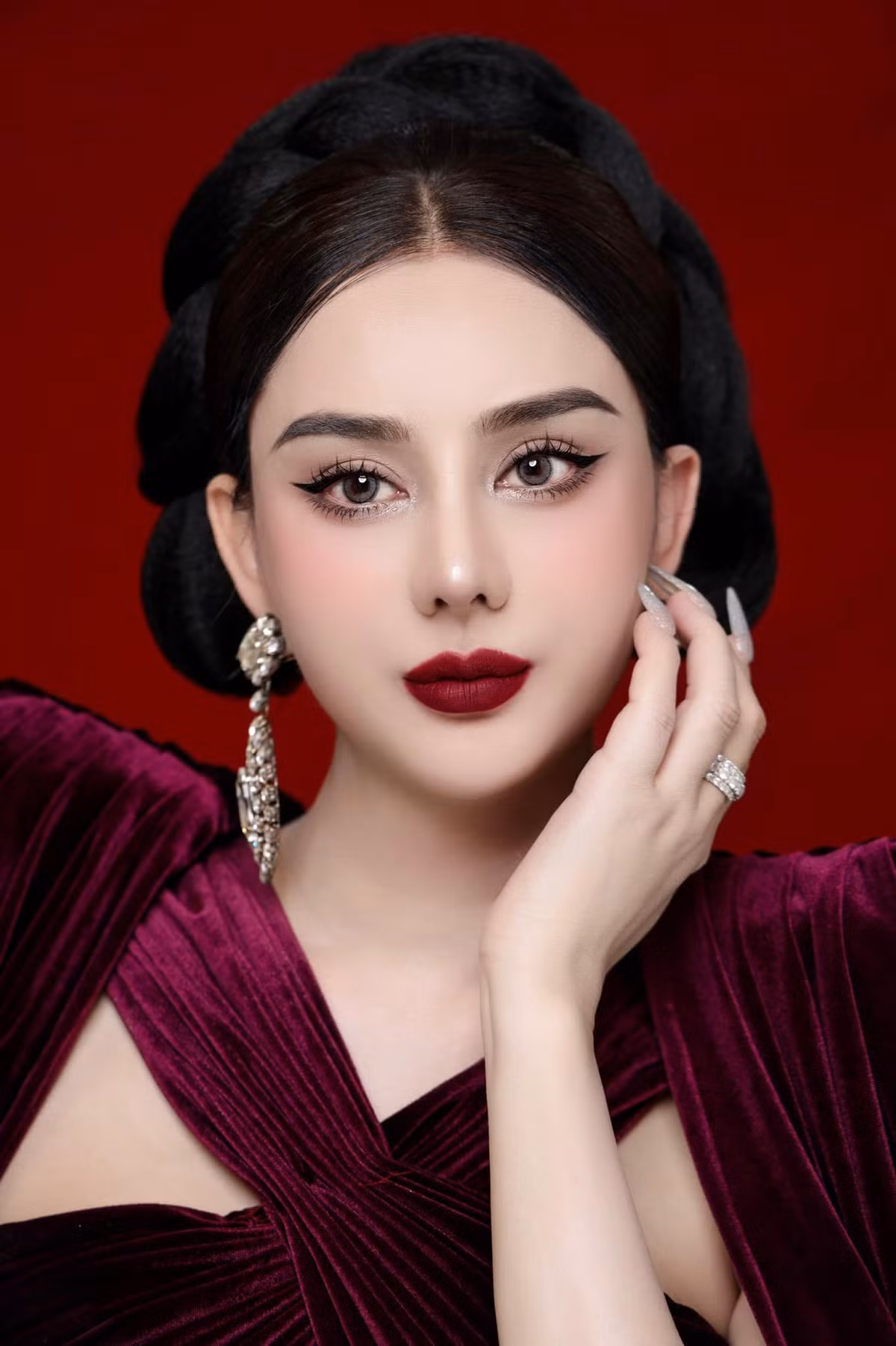 Giọng ca chuyển giới khá hài lòng với dáng mũi giọt nước được cho là đang "hot".