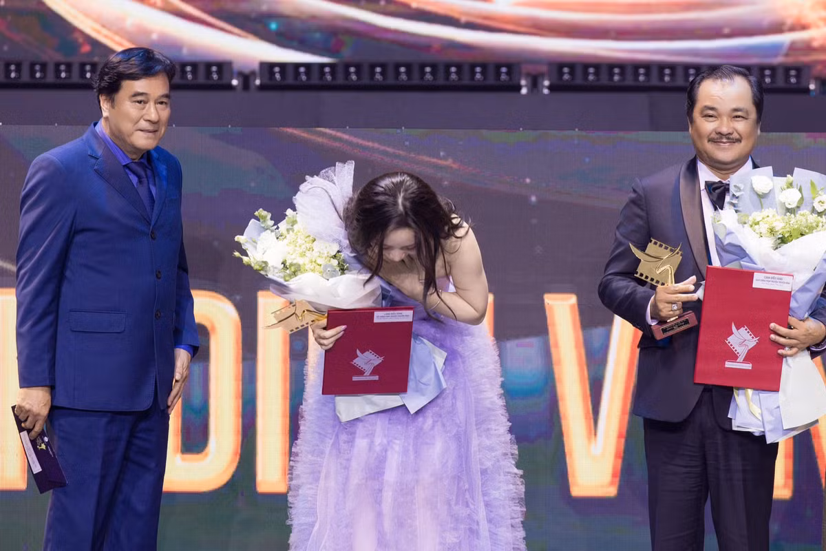 Nữ diễn viên cũng gửi lời cảm ơn tới tất cả những vị đạo diễn, những người thầy mà cô may mắn được hợp tác đã dìu dắt, chỉ bảo rất nhiều để cô có thể tích lũy thêm kinh nghiệm.