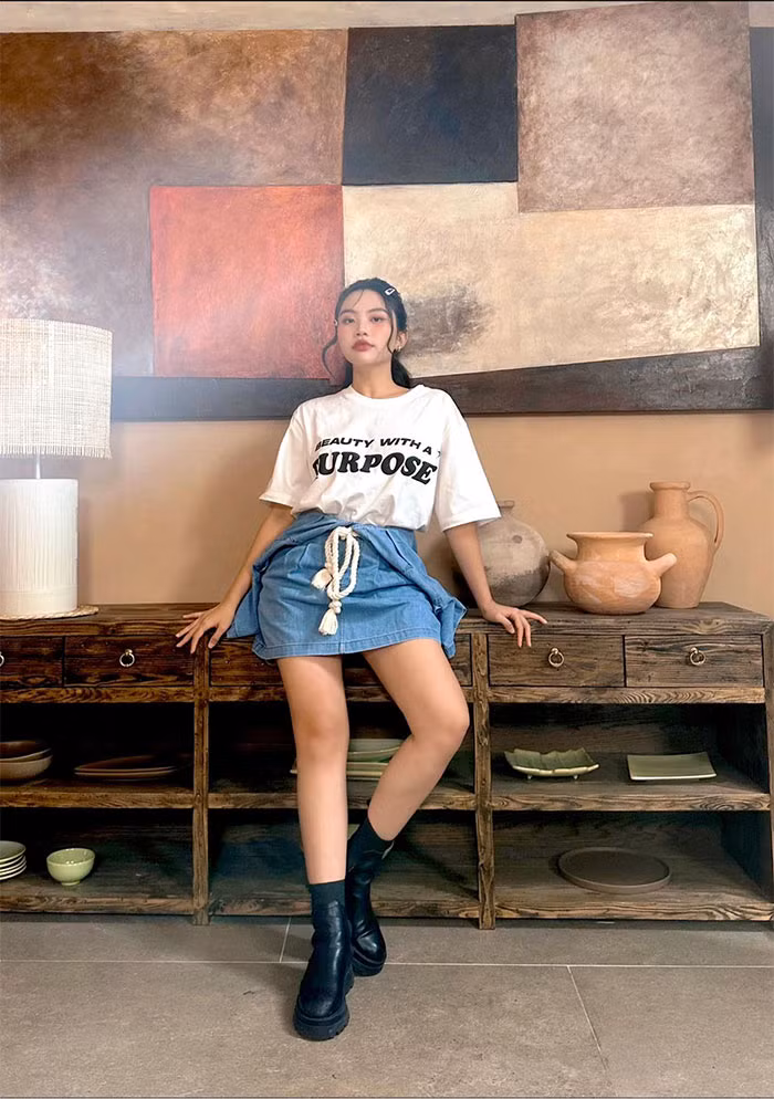 Thử sức với phong cách âm nhạc mới, Phương Mỹ Chi cũng thay đổi style ăn mặc trẻ trung, thời trang hơn trước.