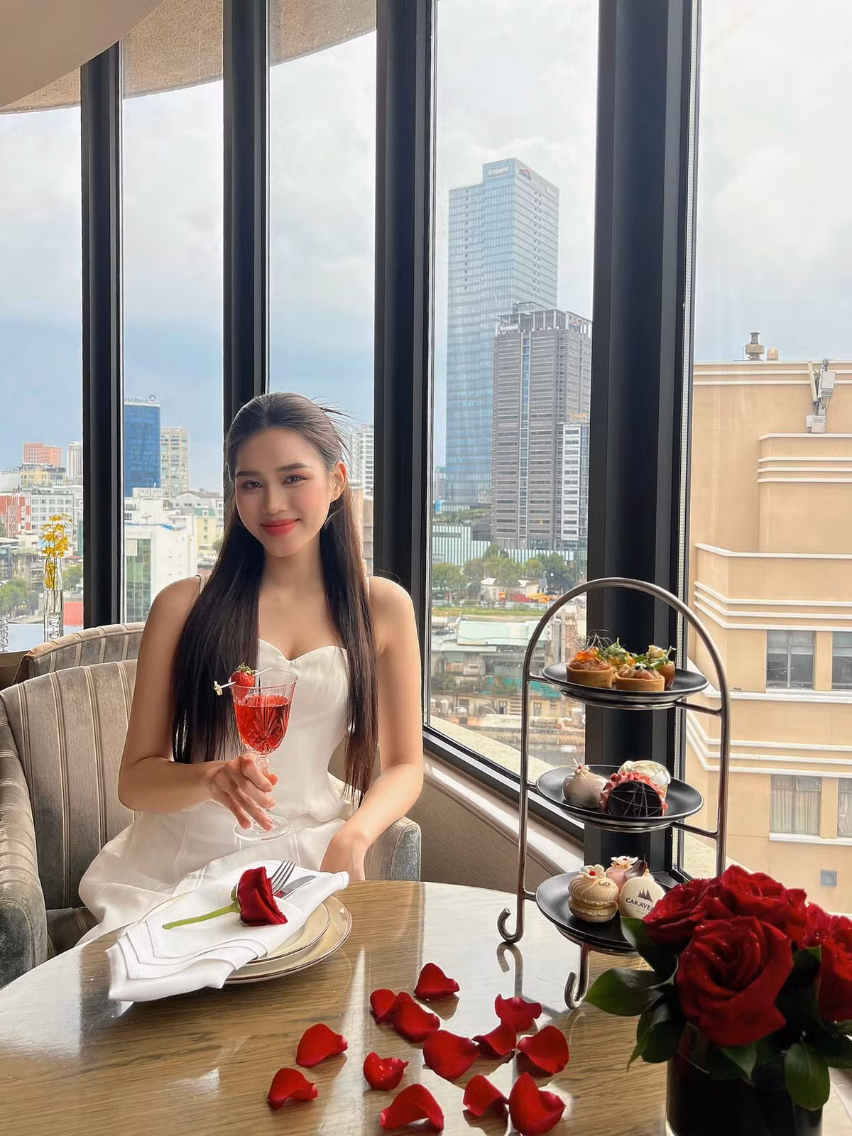 Năm tháng sau khi kết thúc nhiệm kỳ hoa hậu, Đỗ Thị Hà được khen ngày càng xinh đẹp và sắc sảo.