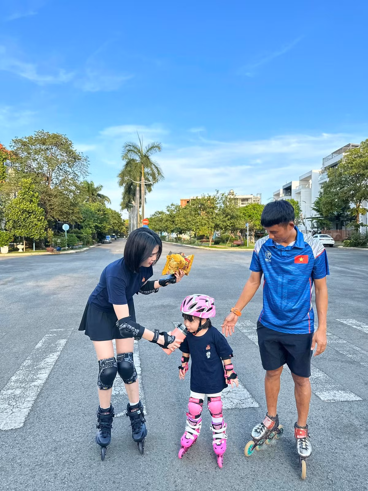 Ngọc Trinh rất cưng chiều cô cháu gái đáng yêu.
