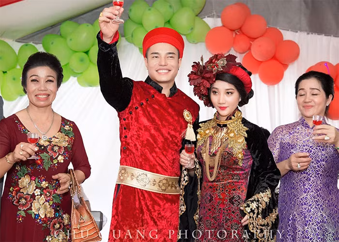 Trong một chương trình mới đây, nam diễn viên hài chia sẻ, anh rất hối hận vì không thể cho vợ được một hôn lễ trọn vẹn, thậm chí từng bỏ dở đám cưới và để vợ một mình. Lê Dương Bảo Lâm và vợ mới kịp lên sân khấu để ra mắt quan viên hai họ, nam danh hài đã vội vàng rời khỏi bữa tiệc vì ngày cưới trùng với lịch diễn tại một sân khấu lớn với rất nhiều nghệ sĩ nổi tiếng.