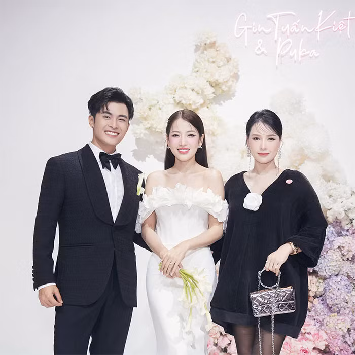 Xuất hiện trong đám cưới của Puka - Gin Tuấn Kiệt, bà bầu Sam thanh lịch và sành điệu với chiếc váy ngắn màu đen cùng phụ kiện là bông hoa cài áo màu trắng.