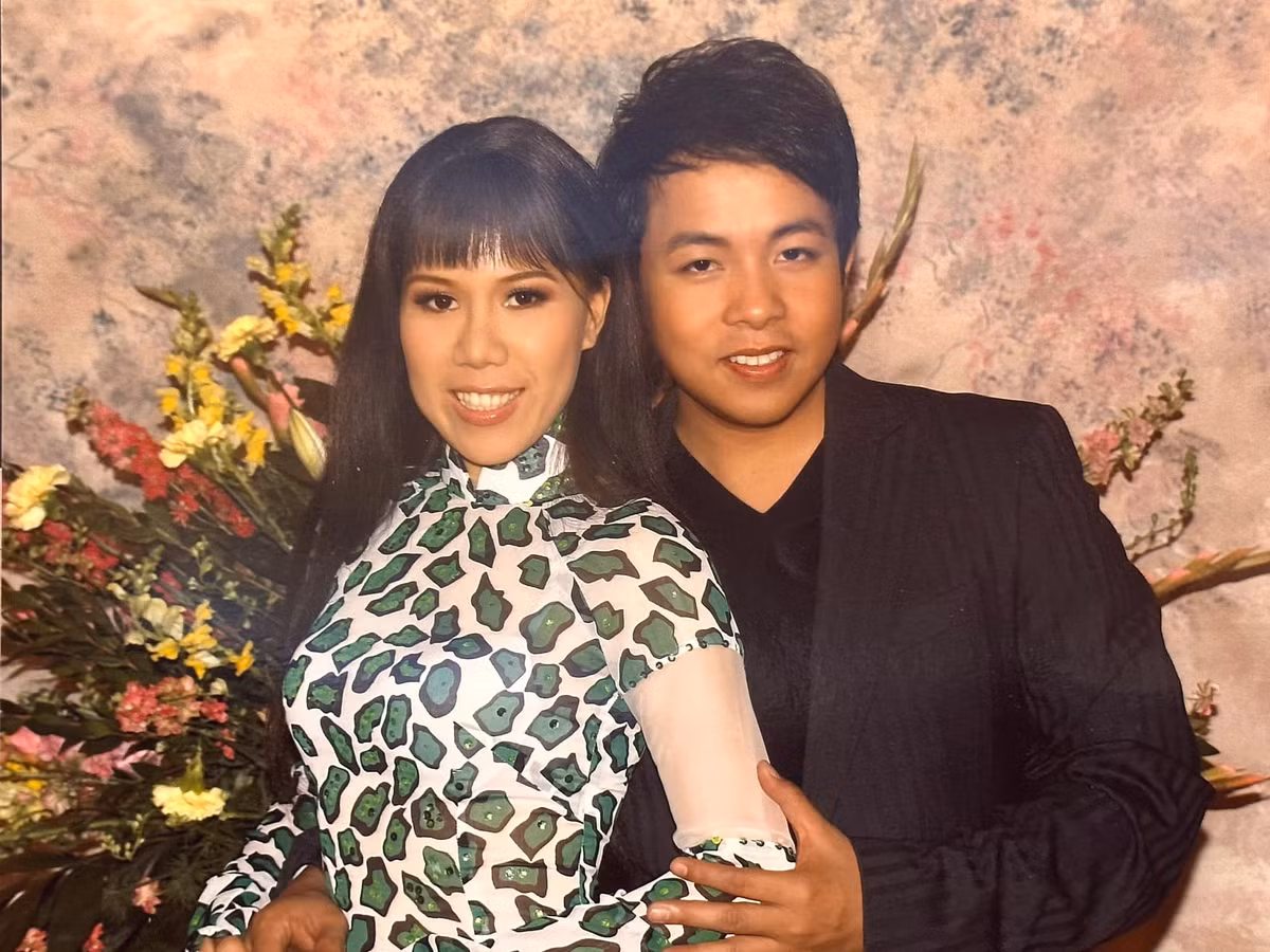 Mới đây, Quang Lê chia sẻ bức ảnh ngày ấy - bây giờ bên ca sĩ Mai Thiên Vân.