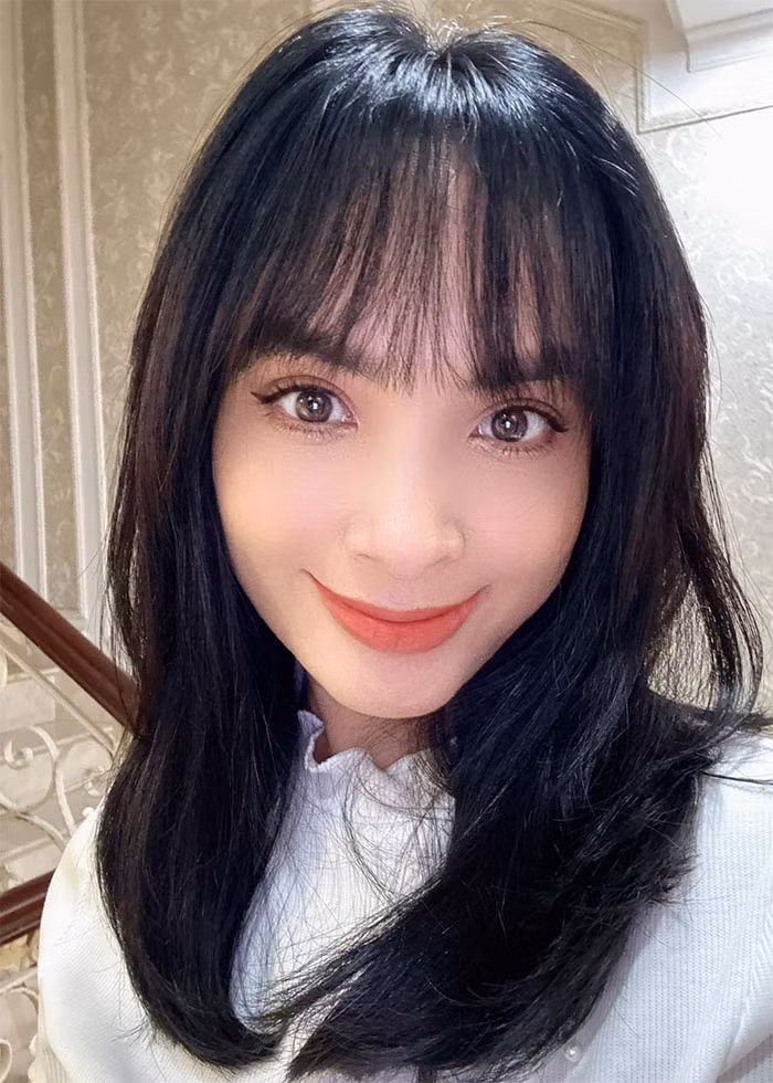 Mới đây người đẹp Hà thành còn khoe cô mới tân trang lại mái tóc và nhận được nhiều lời khen trẻ ra với kiểu tóc này.
