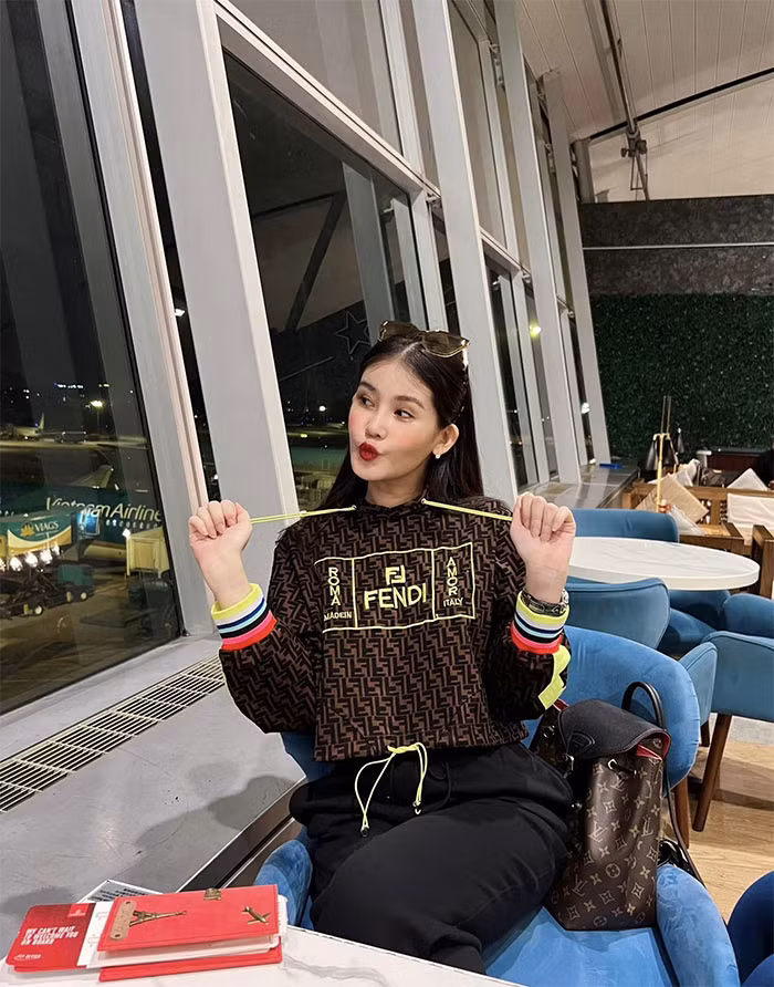 Lê Âu Ngân Anh chọn cây hàng hiệu khi bay tới London du lịch. Style này cũng giúp Ngân Anh giấu vòng hai lùm lùm.