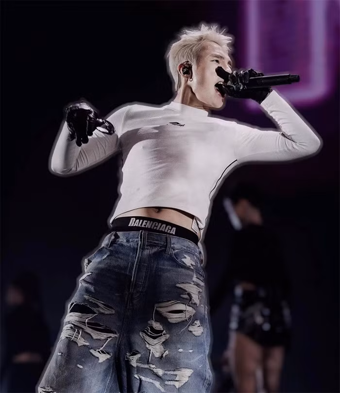 Nam ca sĩ mặc áo bó sát kết hợp quần jeans tụt để lộ chiếc quần lót kẻ ca-rô bên trong. Phong cách thời trang này của giọng ca "Chúng ta không thuộc về nhau" gây rất nhiều tranh cãi. Không chỉ Sơn Tùng, nhiều sao Việt diện mốt quần tụt.