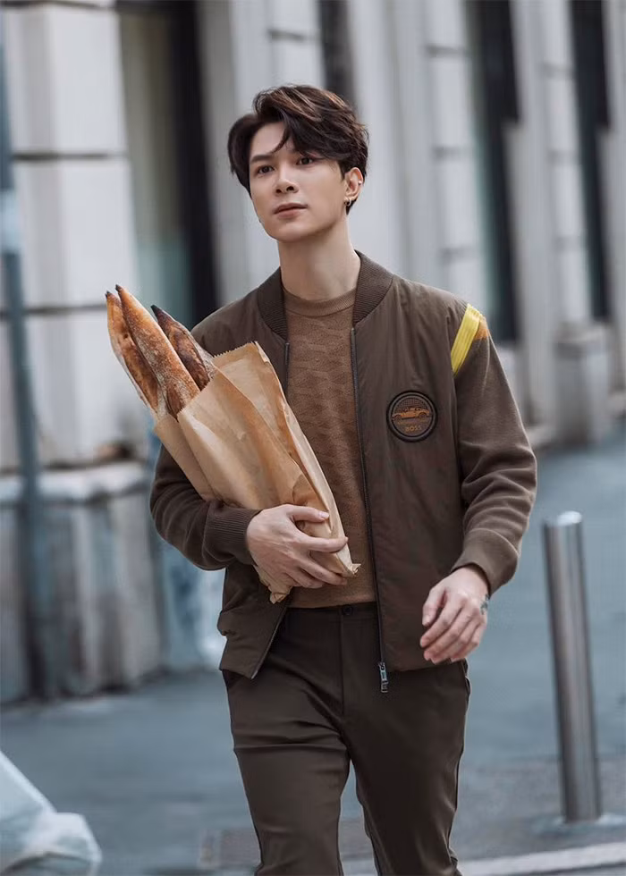 Cũng chính nhờ vẻ ngoài sáng láng mà Anh Tú rất đắt show làm mẫu ảnh.