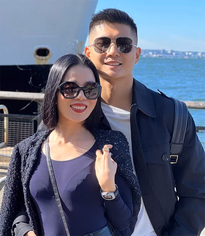 "Nữ hoàng phòng trà" và bạn trai kém 12 tuổi cùng nhau đi du lịch khắp nơi trên thế giới. Chàng người mẫu sinh năm 1993 luôn hộ tống bạn gái đi lưu diễn trong và ngoài nước.