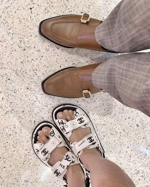 Ngay lập tức, Lâm Bảo Châu đã đăng clip anh và người yêu tình tứ, vui vẻ dắt tay nhau. Đồng thời, Lệ Quyên cũng đăng một bức ảnh lên trang cá nhân với dòng tựa "Vững bước" như để đập tan tin đồn.