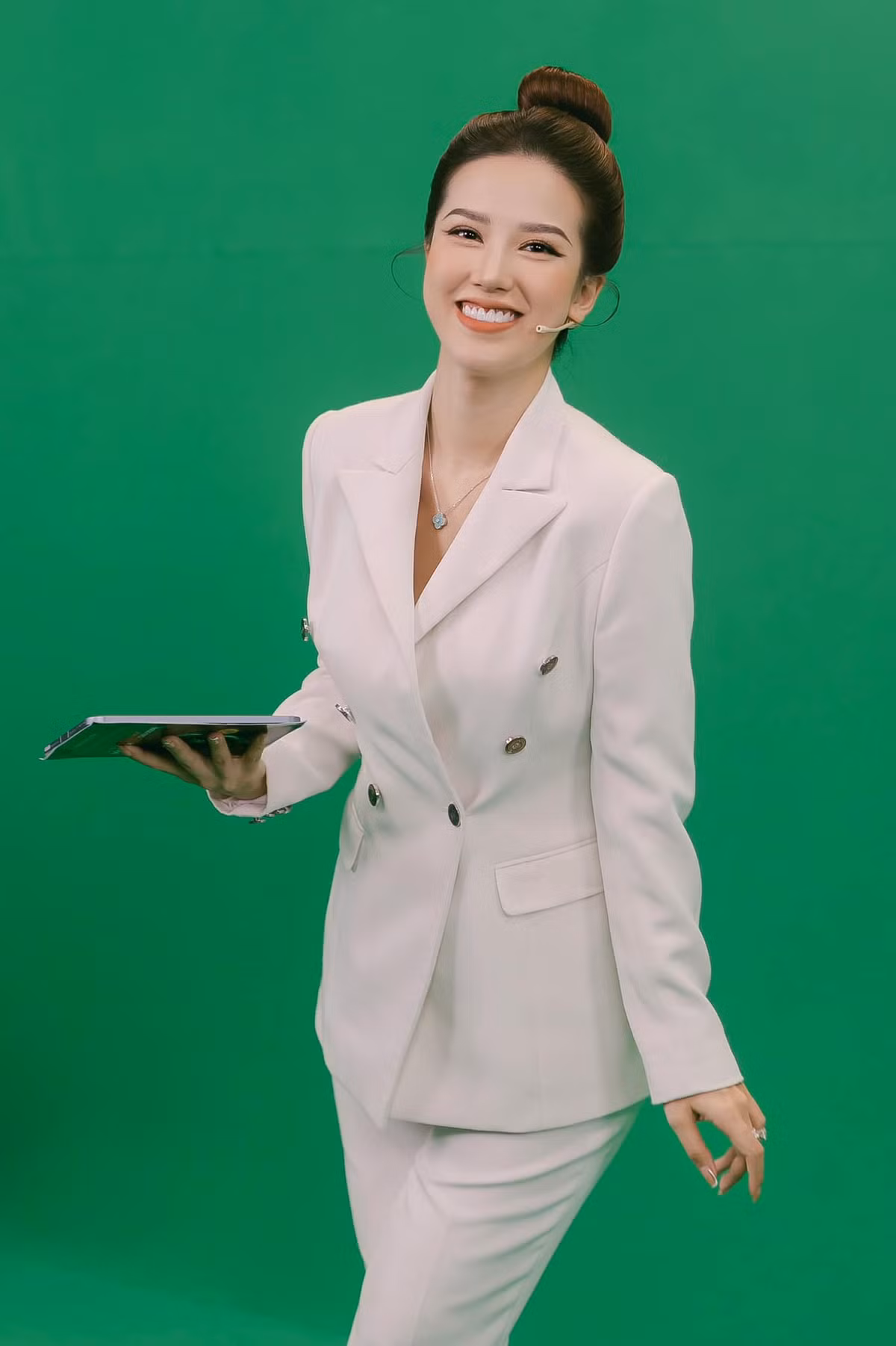 Nữ MC 9X sở hữu gương mặt xinh đẹp, khả ái, vóc dáng gợi cảm cùng lối dẫn chuyện nghiệp và lôi cuốn.