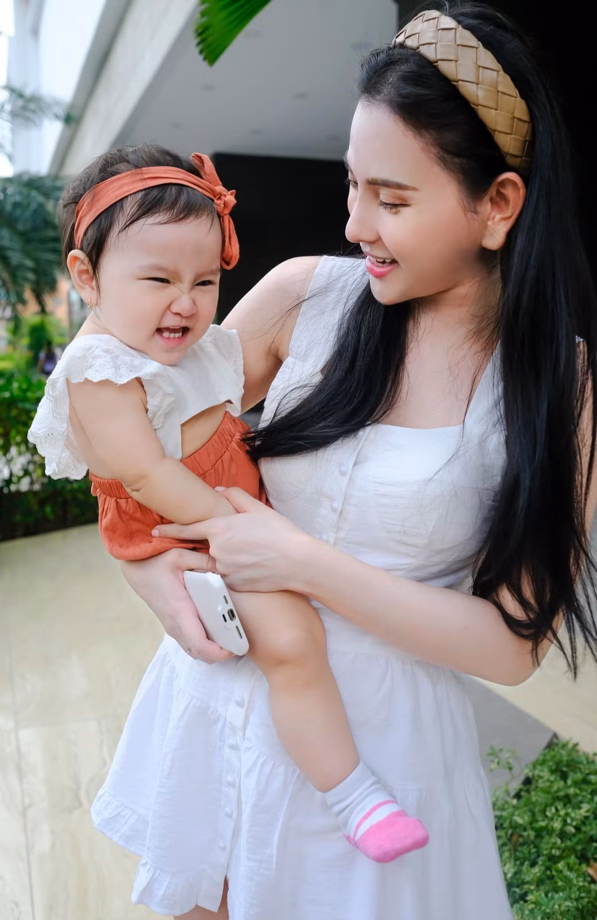 Không chỉ nhanh chóng lấy lại vóc dáng như thời còn son rỗi sau khi sinh con thứ hai, Thu Thủy còn được khen ngợi nhuận sắc hơn trước đây.
