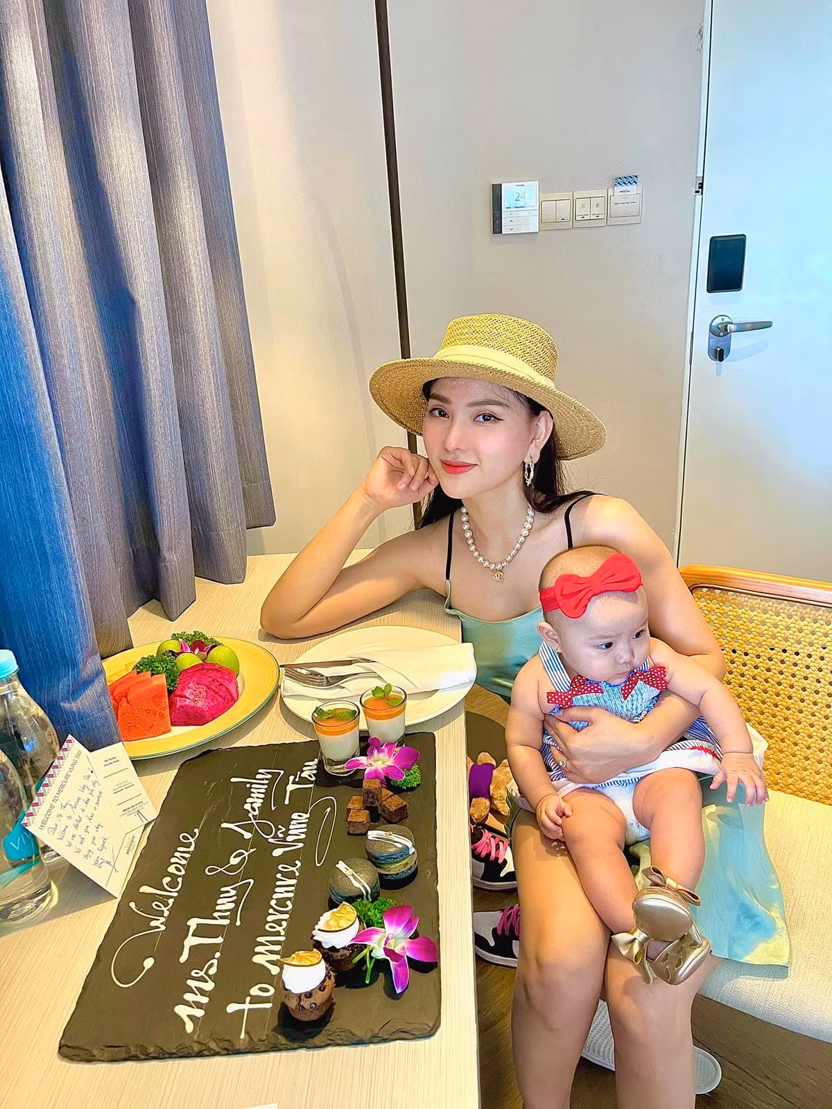 Hai mẹ con đẹp rạng rỡ trong mỗi chuyến du lịch với những set đồ đồng điệu.