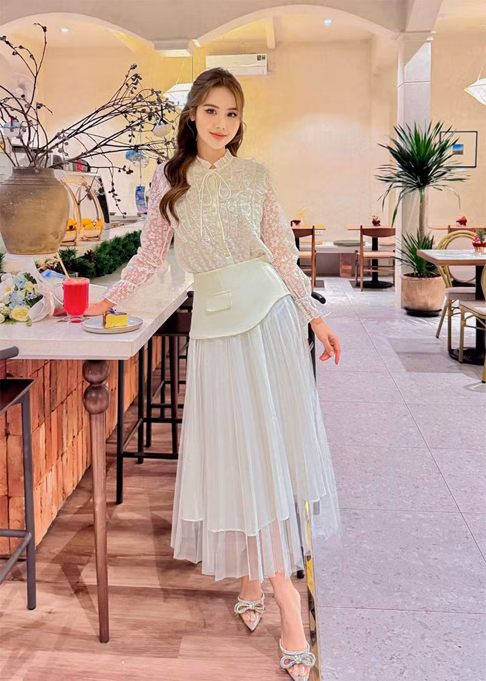 Nữ diễn viên sinh năm 1990 từng bị nghi ngờ phẫu thuật thẩm mỹ khi nhan sắc ngày càng thăng hạng. Nữ chính của "Chúng ta của 8 năm sau" thừa nhận cô đã phẫu thuật mũi, giúp sống mũi cao hơn, chóp mũi nhỏ hơn và khiến gương mặt của cô hài hòa, thon gọn hơn.