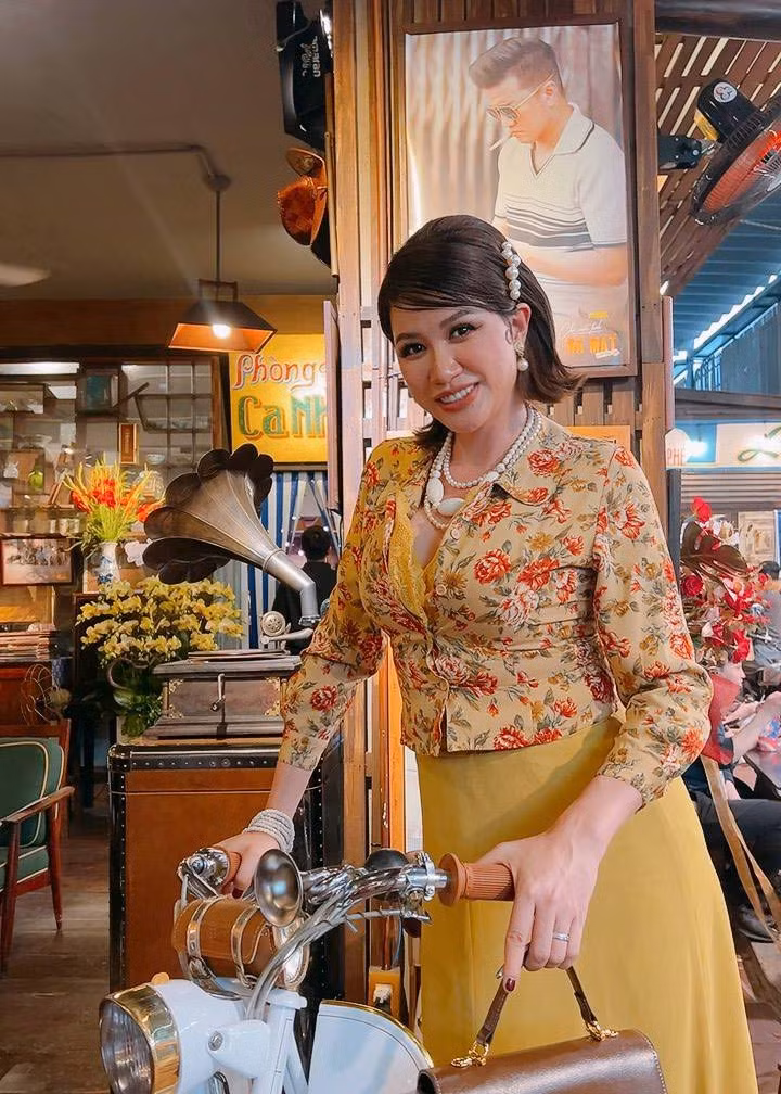 Mới đây trên trang cá nhân, cựu người mẫu Trang Trần cho biết vòng eo của cô đã đạt mức 100 cm.