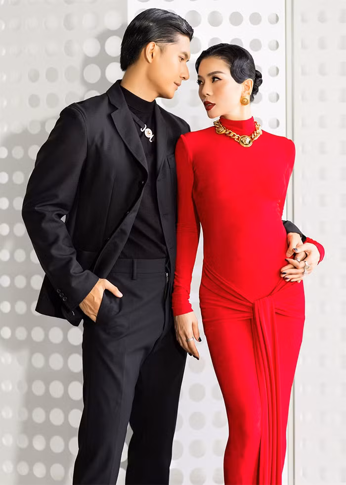 "Cảm ơn anh luôn nắm chặt tay em xuyên qua khó khăn và nuôi dưỡng hạnh phúc. Luôn nhẫn nhịn và vị tha dù thiệt thòi rất nhiều vì bao điều tốt đẹp của bản thân không phải lúc nào cũng được đánh giá đúng. Cảm ơn tất cả những điều tốt đẹp tuyệt vời nhất Quyên có được trên đời này", nữ ca sĩ sinh năm 1981 chia sẻ trên trang cá nhân. (Ảnh: FBNV)