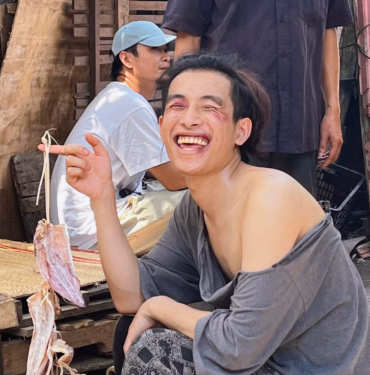 Thế nhưng, chỉ đến khi đảm nhận vai Bát – cậu em “trời đánh” của Luyến (Thanh Hương) trong phim "Cuộc đời vẫn đẹp sao", Tuấn Mõ mới bắt đầu thu hút sự chú ý từ khán giả.