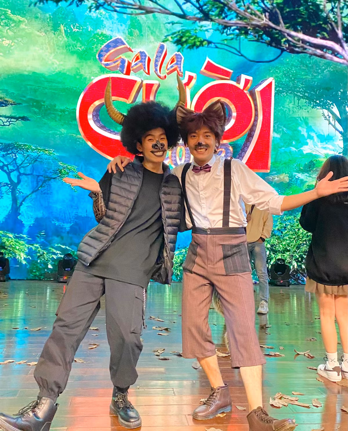 Tuấn Mõ còn hoạt động trên sân khấu kịch, tham gia chương trình Gala Cười. Được biết, nam diễn viên tốt nghiệp Học viện Báo chí và Tuyên truyền. Anh từng trượt trường Đại học Sân khấu Điện ảnh nhưng tham gia lớp đào tạo diễn viên của VFC.