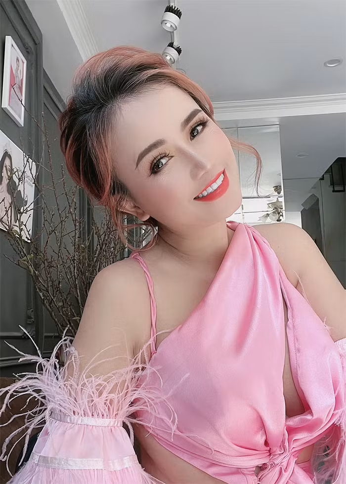 Trên trang cá nhân, Hoàng Yến thường xuyên đăng tải những hình ảnh đời thường khoe khéo ngoại hình trẻ trung hơn so với tuổi thật.