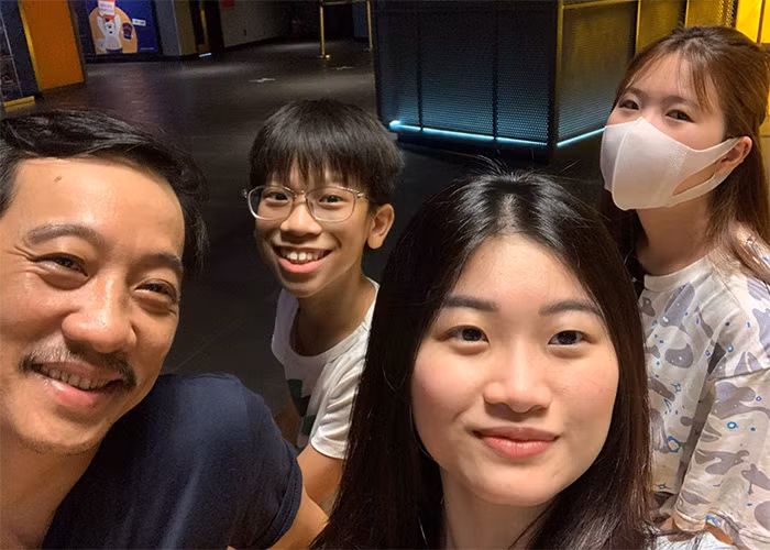 Ngoài đời Thanh Bình coi các con như bạn, cùng chơi đùa, ăn uống, giúp các con học hành. Có thời điểm, anh phải đi tới 9 "cuốc xe ôm" để đưa các con tới trường, bận quá lại nhờ tới hàng xóm.