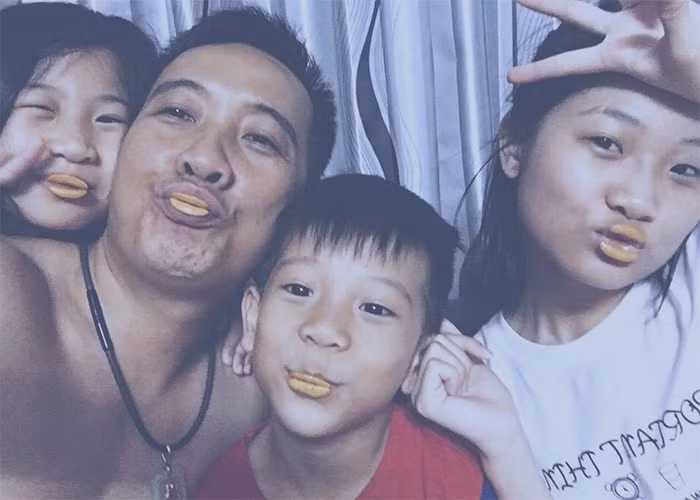 Thanh Bình cho biết ngoài đời anh cũng là bố đơn thân, một mình nuôi ba con nên vào những vai ông bố "gà trống nuôi con" khá dễ dàng.