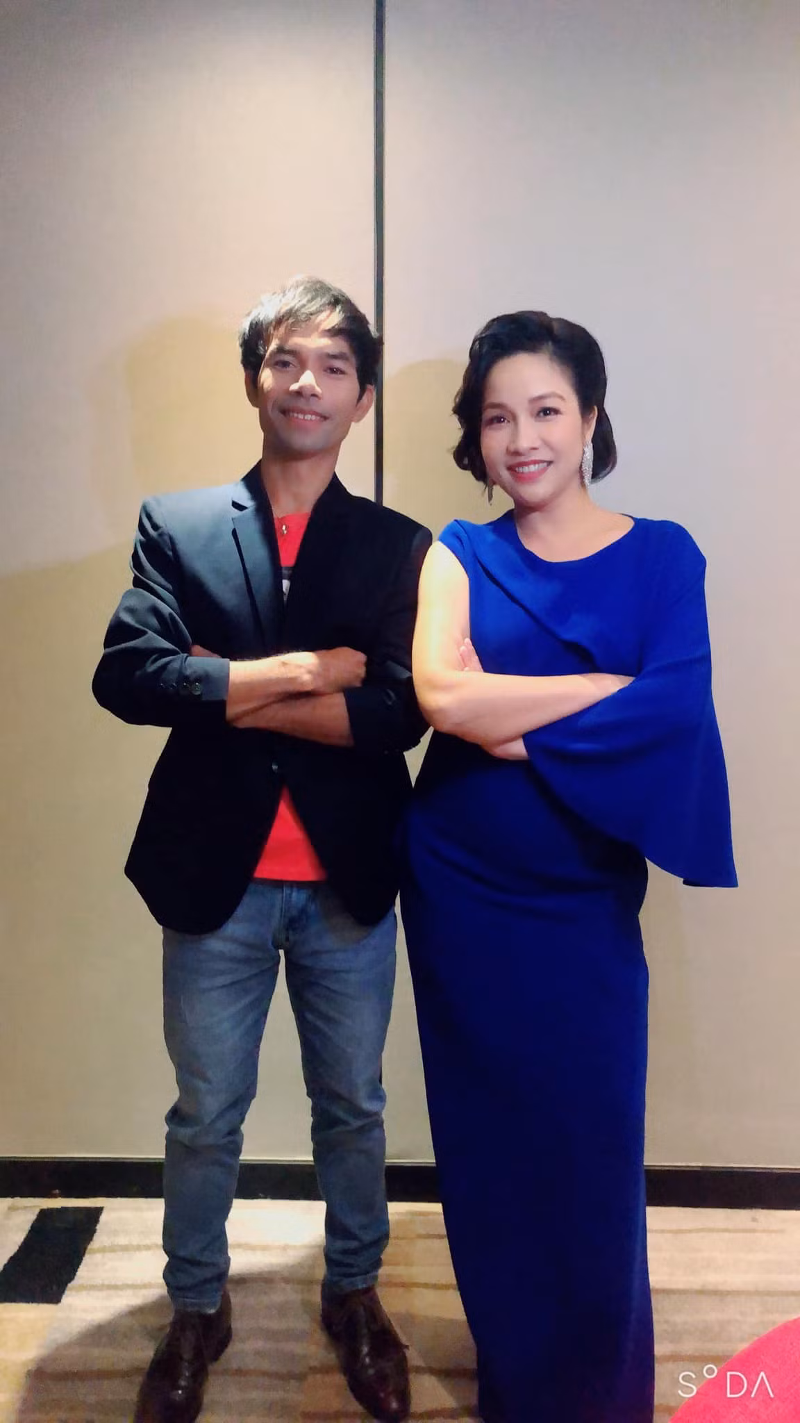 Ya Suy hiếm hoi xuất hiện trên sân khấu ca nhạc. Anh chia sẻ khoảnh khắc 10 năm rồi mới được gặp đàn chị là ca sĩ Mỹ Linh trên sân khấu.