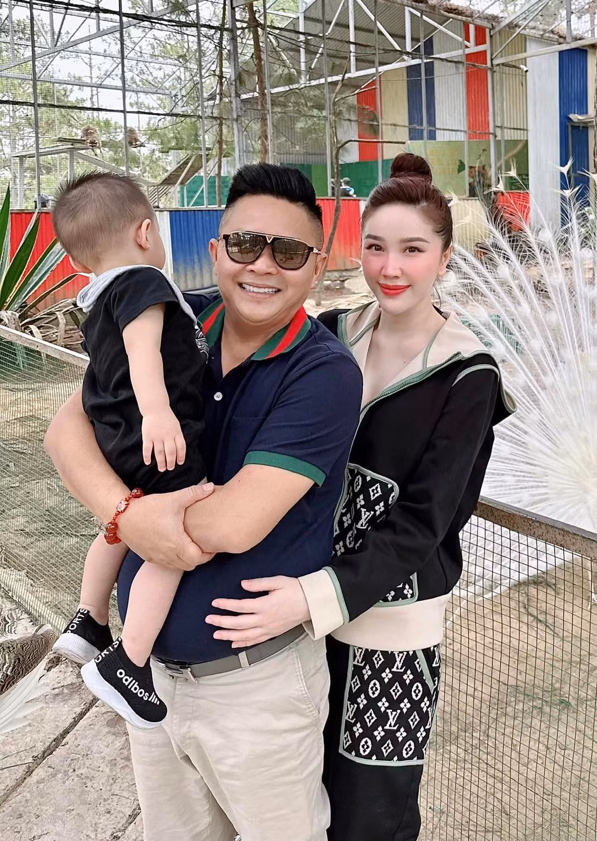 Chồng của Bảo Thy cũng ngày càng phong độ. Cặp đôi thường xuyên đưa con trai đi du lịch sang chảnh.