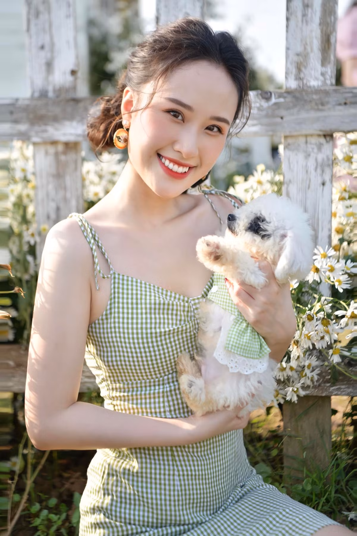 Thiên Nga hiện làm người mẫu tự do cho các thương hiệu thời trang, mỹ phẩm.