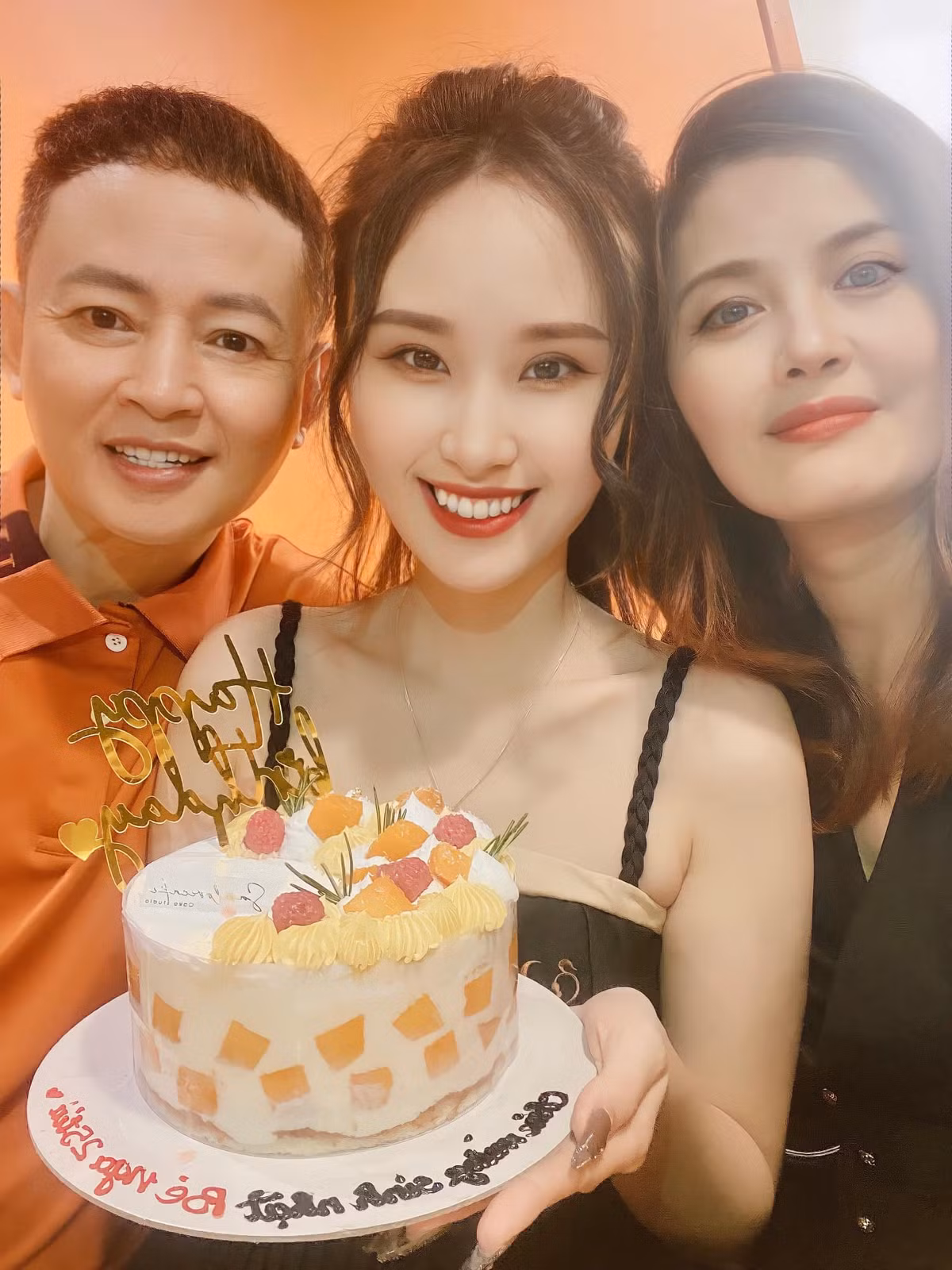 Dù bố mẹ đã chia tay nhưng con gái của Tùng Dương - Hoa Thúy vẫn là sợi dây gắn kết tình bạn của hai người.