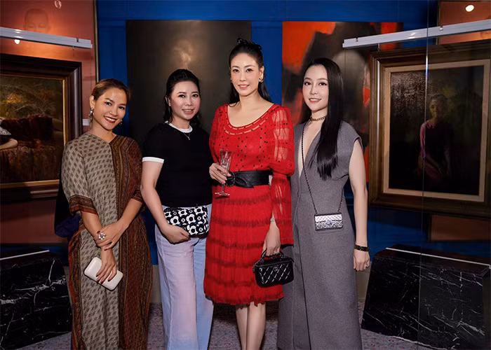 Năm 2010, Linh Nga kết hôn với con trai một lãnh đạo cao cấp trong ngành công an ở Hà Nội. Năm 2015 cô thừa nhận ly hôn sau một năm dẫn con gái trở lại TP.HCM sinh sống.