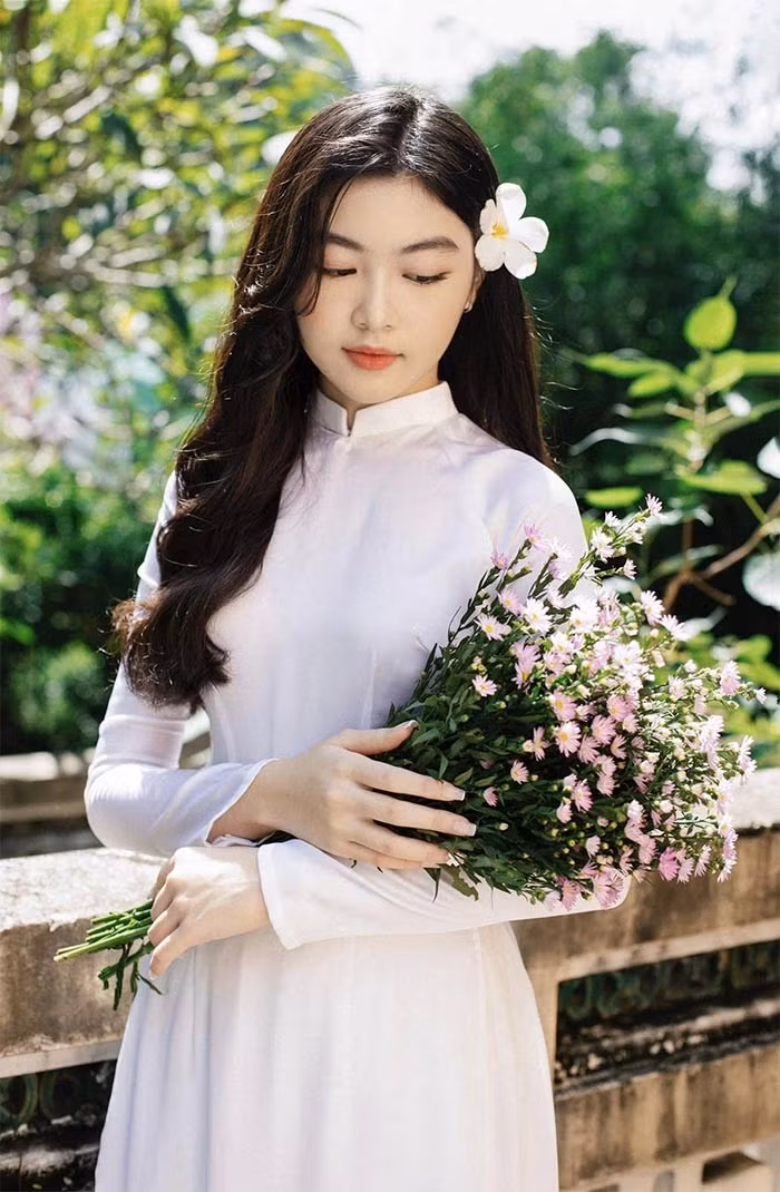 Mai Thảo Linh sinh năm 2006, sở hữu gương mặt ưa nhìn cùng nụ cười khả ái và được nhiều người yêu mến nhận xét xinh như hoa hậu.
