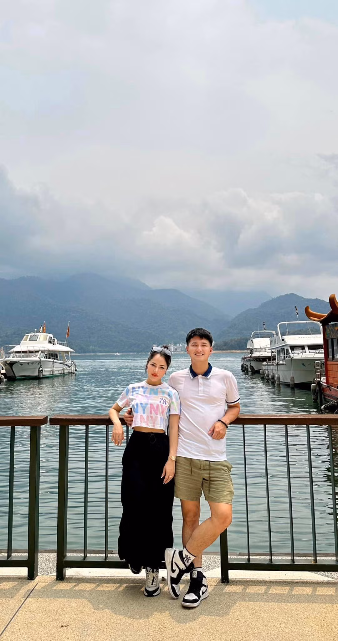 Cặp đôi hẹn hò đã được 3 năm. Năm 2021, Huỳnh Anh cầu hôn Bạch Lan Phương.
