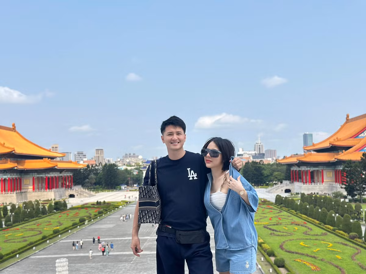Theo đó, bạn gái hơn tuổi của Huỳnh Anh chia sẻ: "Chụp cái ảnh thôi mà cũng kéo áo lên như túm cổ người ta ý. Các bác nhìn cái ảnh mà xem. Dẹp dẹp dẹp đi, khỏi chụp!". Ở phần bình luận, cô còn đăng thêm ảnh kèm chú thích: "Mắt có nhắm cũng vẫn là xin giữ cái áo không cho nó tuột nha các bác. Xem ảnh thấy cái nào cũng giữ chặt áo nè".