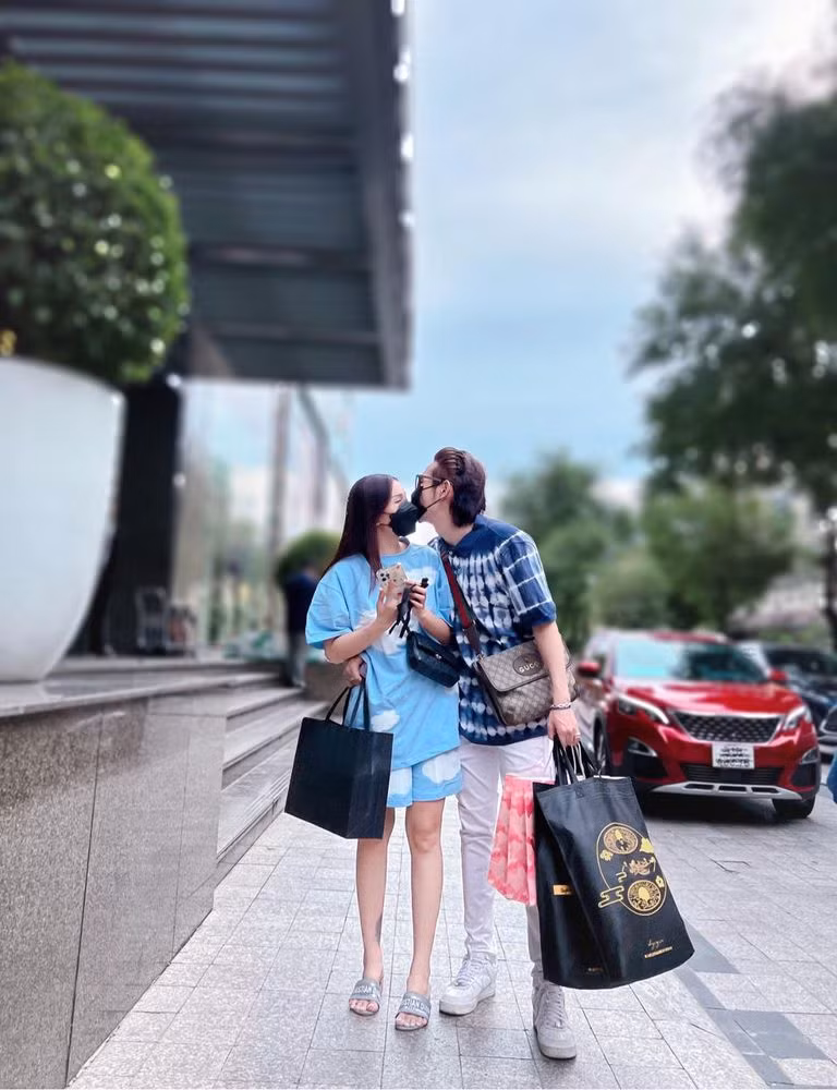 Thậm chí, nam diễn viên này còn từng nhắn nhủ Khả Như khi nào hết dịch sẽ cưới.