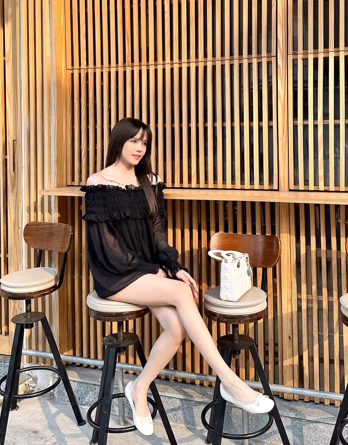 Set đồ đen càng làm tôn lên làn da trắng nuột nà của mỹ nhân quê Thanh Hóa.