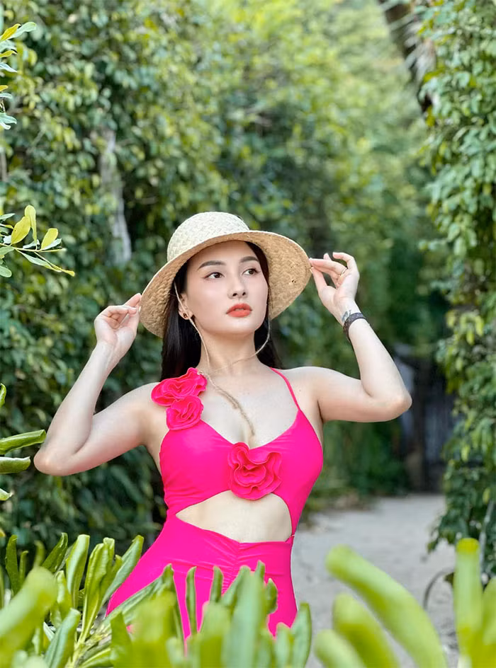 Trên trang cá nhân, nữ diễn viên Bảo Thanh vừa đăng loạt ảnh khoe body nuột nà, bắt mắt.